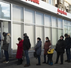 Queues at cash points as sanctions start to hit Russia